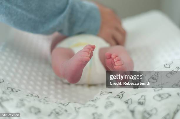 baby toes - diaper bag stockfoto's en -beelden