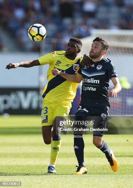 Kwabena Appiah-Kubi of the Mariners and Stefan Nigro of the Victory contest for the ball during the round 14 A-League match between the Melbourne...