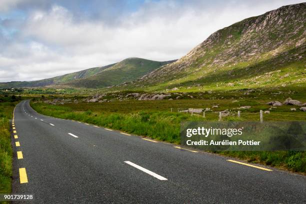 derryrush, country road - connemara stockfoto's en -beelden