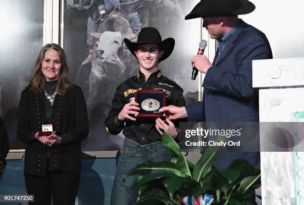 Lock Wood Rodeo 827 Rodeo Buckle Stock Photos, High-Res Pictures, and Images - Getty Images