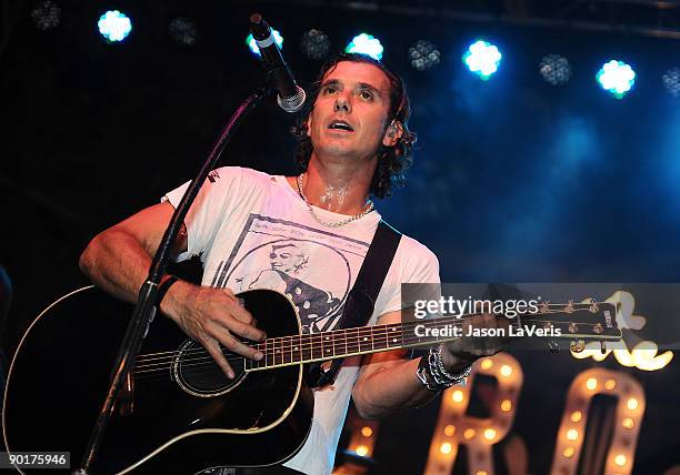 Gavin Rossdale performs at The Donate Life Concert Series at The Grove on August 26, 2009 in Los Angeles, California.