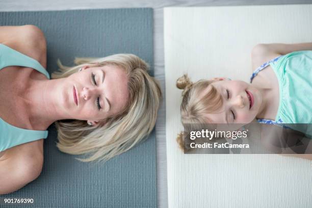 entspannung mit geschlossenen augen - children yoga stock-fotos und bilder