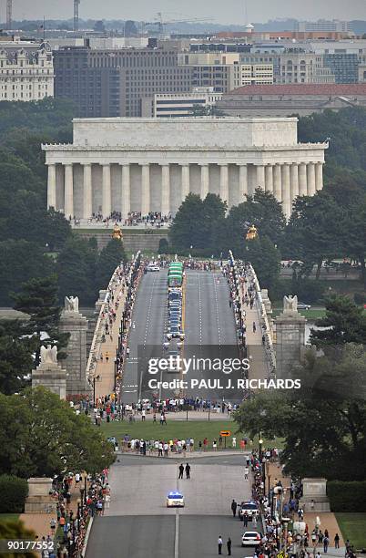 The funeral procession bearing the remains of US Senator Edward Kennedy moves across the Memorial Bridge over the Potomac River before the Lincoln...