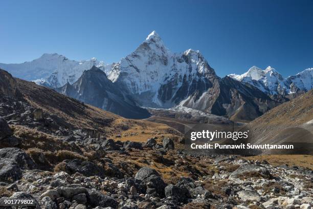 ama dablam mountain peak view from kongma la pass, everest region, nepal - kangtega foto e immagini stock