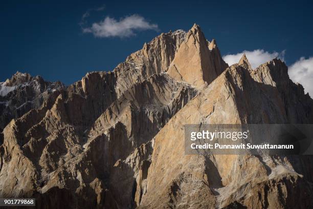 lobsang spire mountain peak, one of highest granite peak in karakoram range, k2 trek, pakistan - skardu fotografías e imágenes de stock