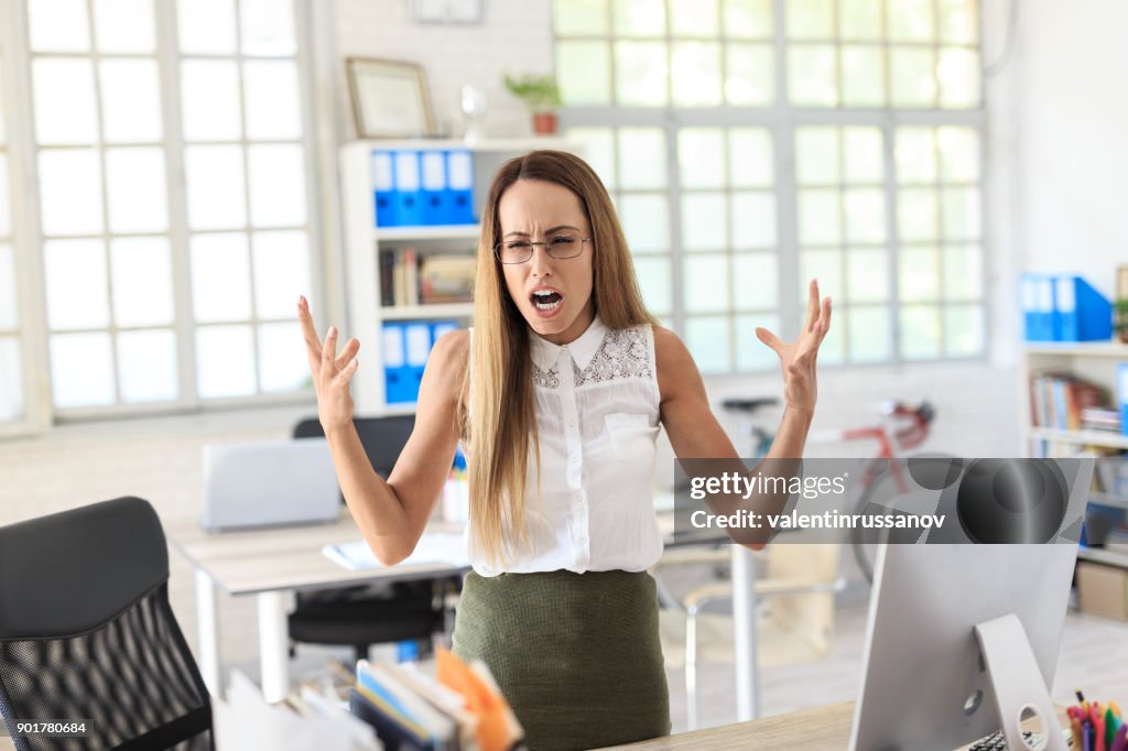 Woedend zakenvrouw schreeuwen op het werk