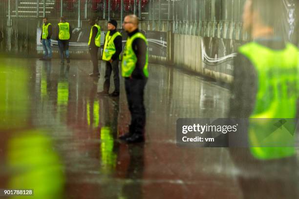 sicherheit bei einer sportveranstaltung - sports venue stock-fotos und bilder