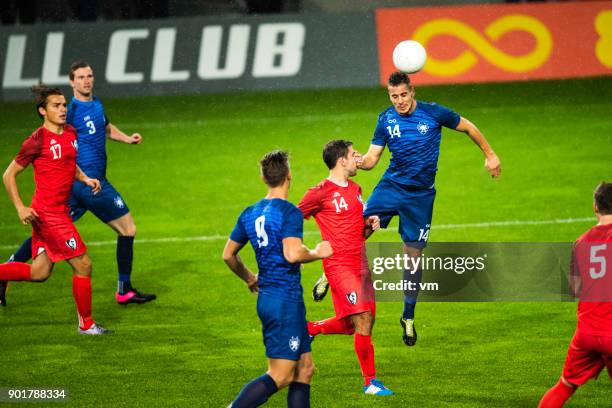 joueur de football en direction de la balle - heading the ball photos et images de collection