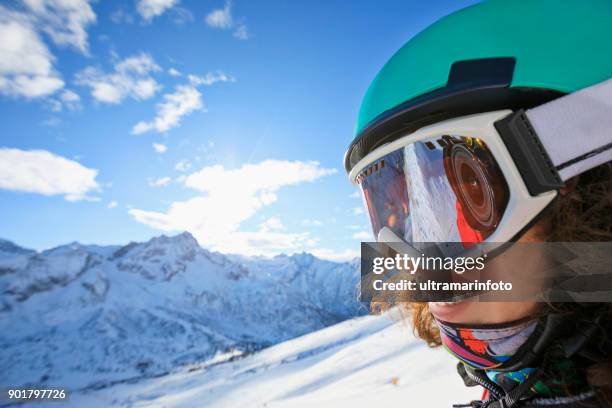 vrouw skiër skiën op zonnige skigebied amateur wintersport op de top - slalom stockfoto's en -beelden