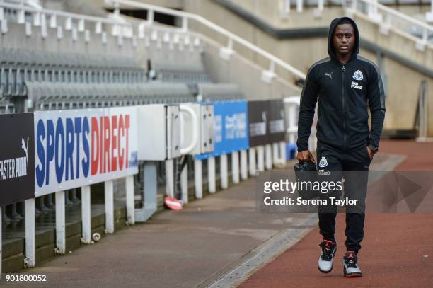 Henri Saivet of Newcastle United arrives for the Emirates FA Cup Third Round between Newcastle United and Luton Town at St.James' Park on January 6...