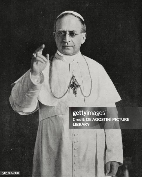 Pope Pius XI's blessing at the beginning of the Holy Year, from L'Illustrazione Italiana, Year LII, No 1, January 4, 1925.