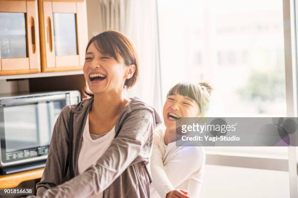 madre e hija haciendo ejercicio juntos en casa - familia de dos generaciones fotografías e imágenes de stock