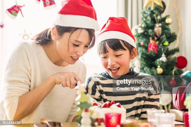 母と娘の家でのクリスマス パーティーで楽しい時間を過ごして - children christmas ストックフォトと画像