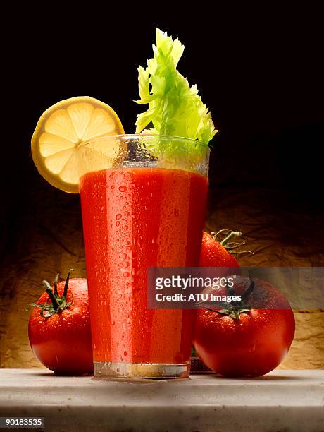 cold tomato juice dark background - tomatensap stockfoto's en -beelden