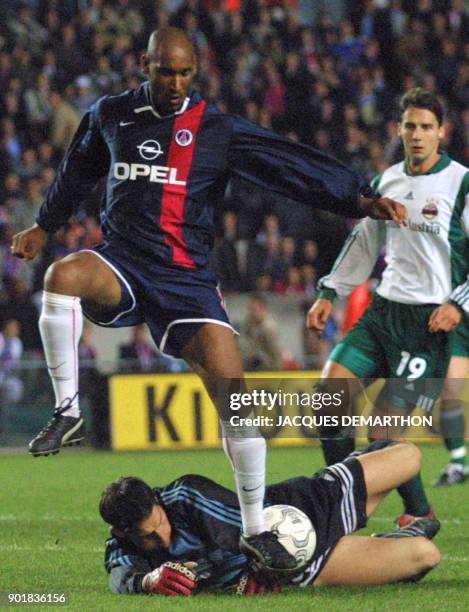 L'attaquant parisien Nicolas Anelka prend la balle au gardien viennois Payer pour marquer le troisième but de son équipe, le 18 octobre 2001 au Parc...