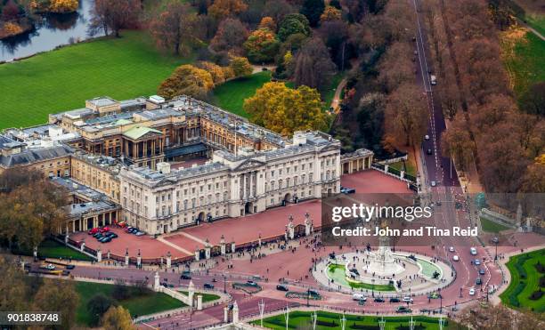 buckingham palace aerial view - buckingham palace aerial stock pictures, royalty-free photos & images