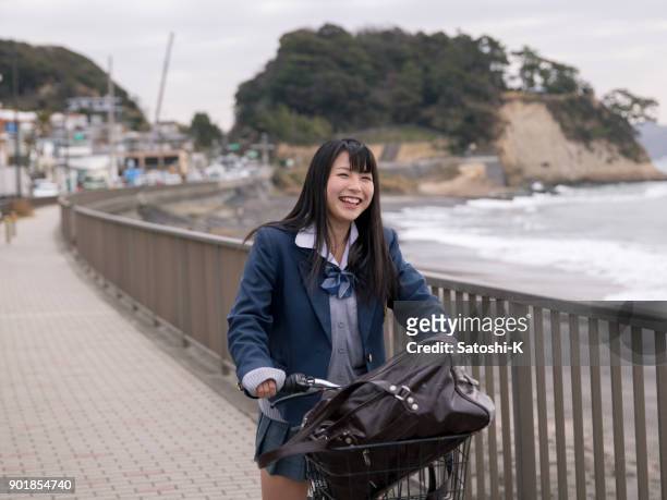 自転車で学校に行く高校生女の子 - 若い カワイイ 女の子 日本人 ストックフォトと画像