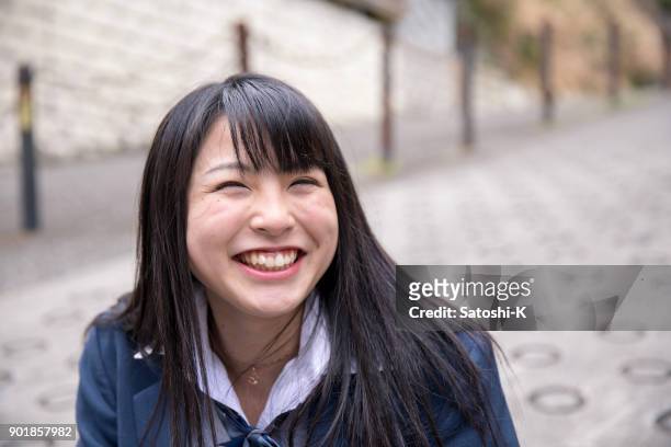 笑顔の駆使高値スクール ガール - 若い カワイイ 女の子 日本人 ストックフォトと画像