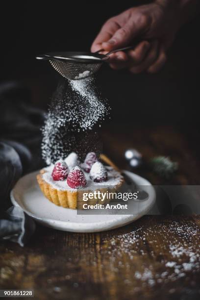 custard pastry with raspberries and sifting powdered sugar - pastel intensidad del color fotografías e imágenes de stock