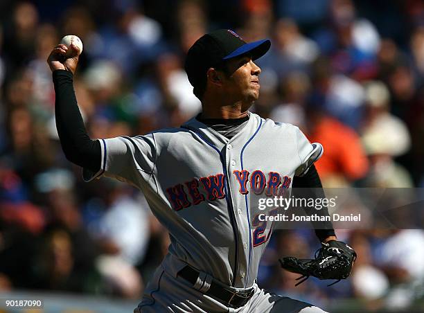 Starting pitcher Nelson Figueroa of the New York Mets delivers the ball against the Chicago Cubs on August 30, 2009 at Wrigley Field in Chicago,...