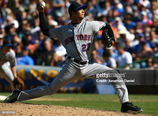 Starting pitcher Nelson Figueroa of the New York Mets delivers the ball against the Chicago Cubs on August 30, 2009 at Wrigley Field in Chicago,...