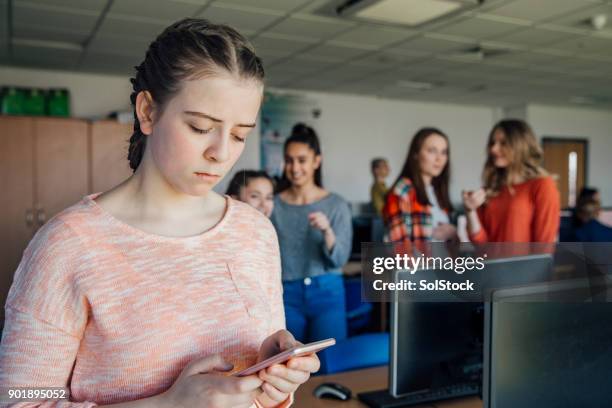 十幾歲的女孩被欺負的短信 - 煩擾 個照片及圖片檔