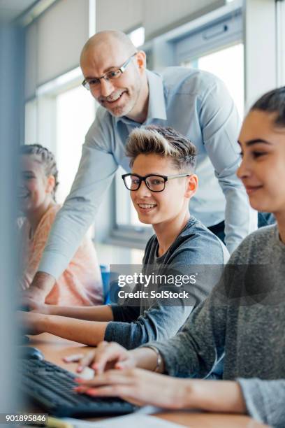 recibir ayuda en una lección - instructor oficio fotografías e imágenes de stock