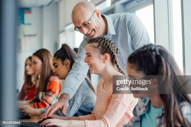recibir ayuda en una lección - escuela secundaria fotografías e imágenes de stock