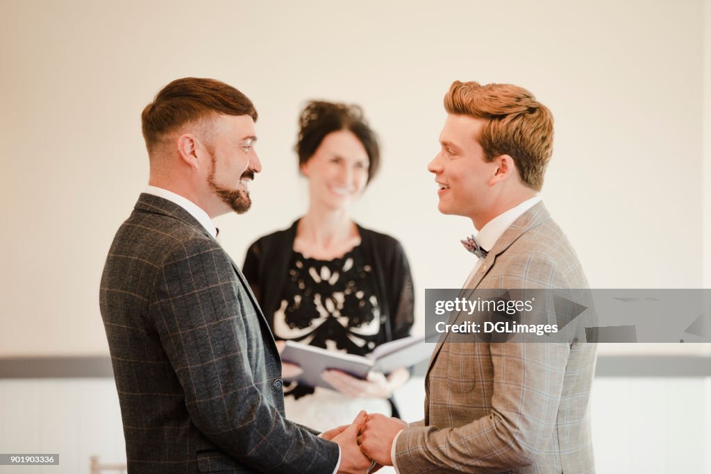 Dos hombres intercambiando votos el día de su boda