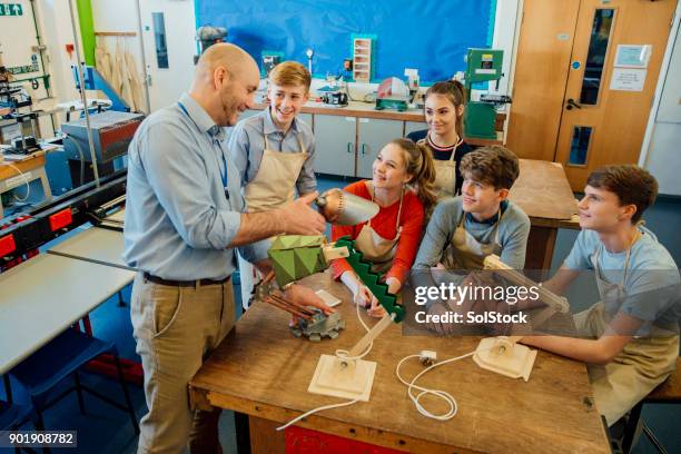 stamm-lektion im schulzimmer - ausbildung und tischler stock-fotos und bilder