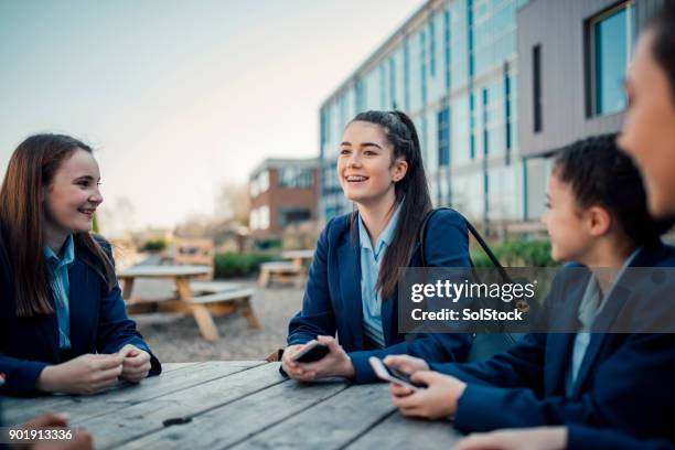 pausa a scuola - uniforme scolastica foto e immagini stock