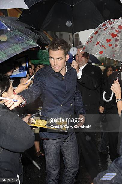 Actor Chris Pine visits "Late Show with David Letterman" at the Ed Sullivan Theater on May 4, 2009 in New York City.