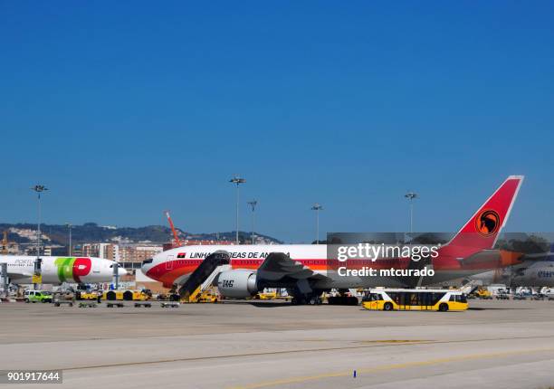 taag angola airlines aircraft - boeing 777 - sable antelope stock pictures, royalty-free photos & images