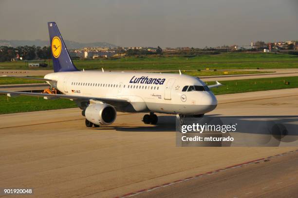 lufthansa airbus a319 aircraft - lisbon airport, portugal - lufthansa stock pictures, royalty-free photos & images