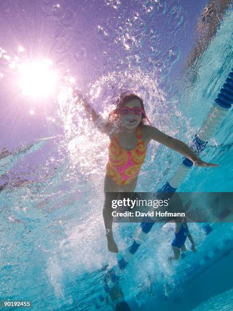 girl swimming freestyle under water - vrije slag stockfoto's en -beelden