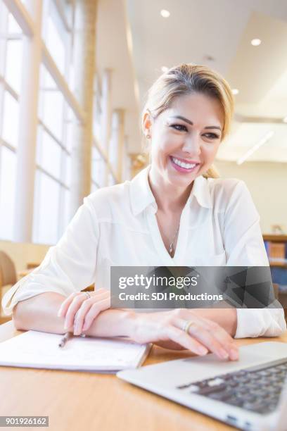 studente adulto che studia nella biblioteca del campus - touchpad foto e immagini stock