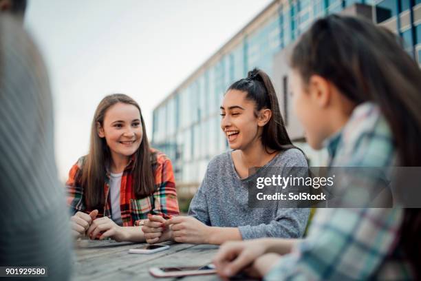 pause in der schule - schüler smartphone stock-fotos und bilder