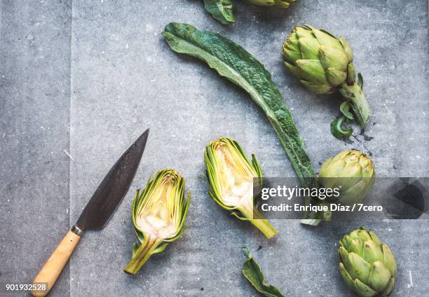 winter artichokes being prepared - stylisme culinaire photos et images de collection