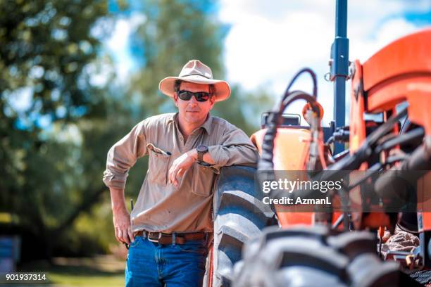 農夫およびハーベスタ - farmer australia ストックフォトと画像