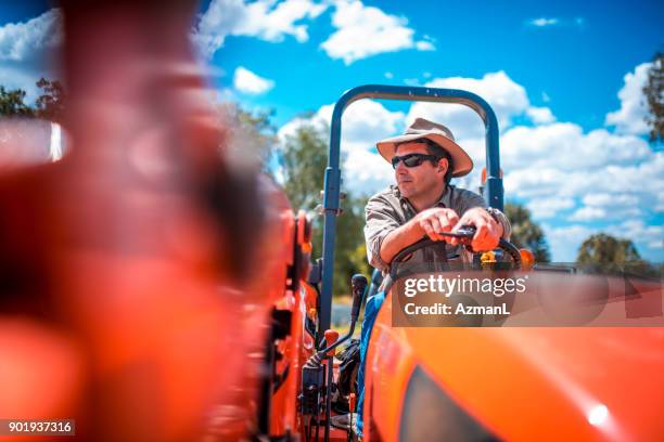 boer werken met harvester - australian farmer stockfoto's en -beelden