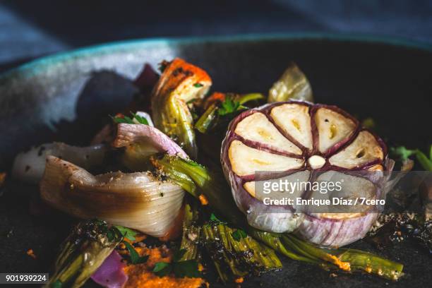 calçots and garlic extreme close up - calçots stockfoto's en -beelden