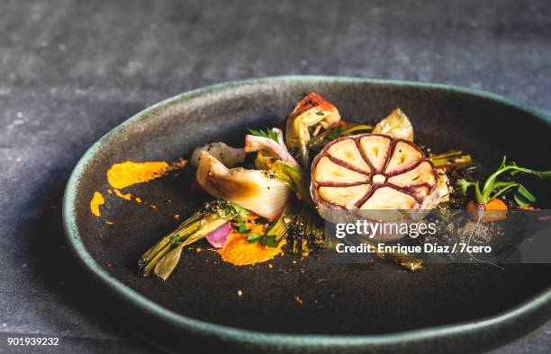 calçots and garlic, plated - 7cero food stock pictures, royalty-free photos & images