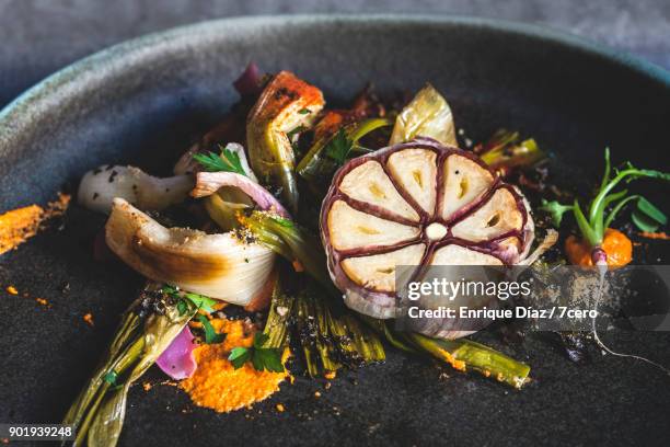 calçots and garlic horizontal plating - food plating stock-fotos und bilder