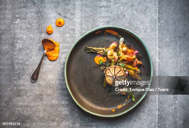 calçots and garlic with romesco sauce - food styling foto e immagini stock