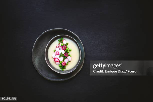 white soup with peas and radishes - bohnenkraut stock-fotos und bilder