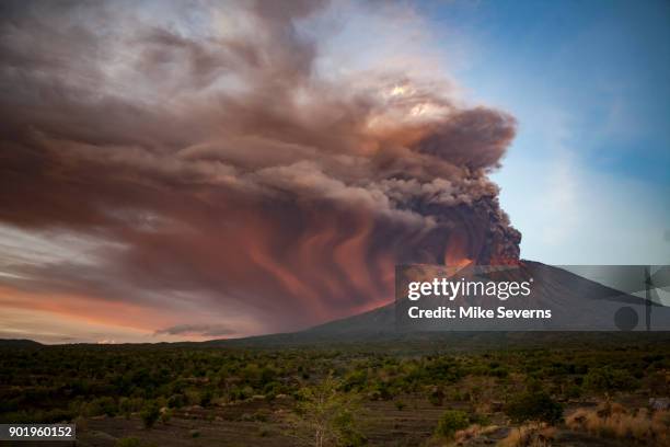 agung eruption oct to nov, 2017 - mt agung stock pictures, royalty-free photos & images