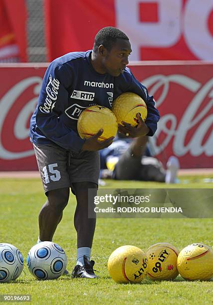 Ecuadorean footballer Walter Ayovi takes part in training session on August 31 2009 in Quito. Ecuador will face Colombia September 5 in a South...