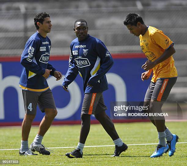 Ecuadorean footballers Marcelo Fleitas , Walter Ayovi and David Quiroz during a training session on August 31 2009 in Quito. Ecuador will face...