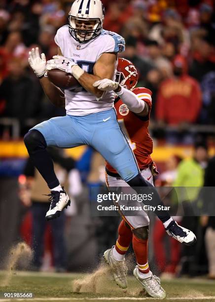 Tennessee Titans wide receiver Eric Decker catches the game-winning touchdown in front of Kansas City Chiefs cornerback Eric Murray on Saturday, Jan....