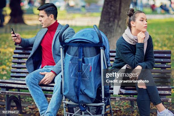 esposa desesperada está triste hasta que su esposo es enviar mensajes de texto - baby depression fotografías e imágenes de stock